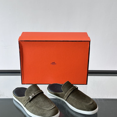 H爱马仕H扣半拖👞,采用麂皮,搭配标志性H金属扣,简约又高级。TPU鞋底,穿着舒适,适合日常或商务休闲场合。一脚蹬设计超 H爱马仕H扣半拖👞,采用麂皮,搭配标志性H金属扣,简约又高级。TPU鞋底,穿着舒适,适合日常或商务休闲场合。一脚蹬设计超