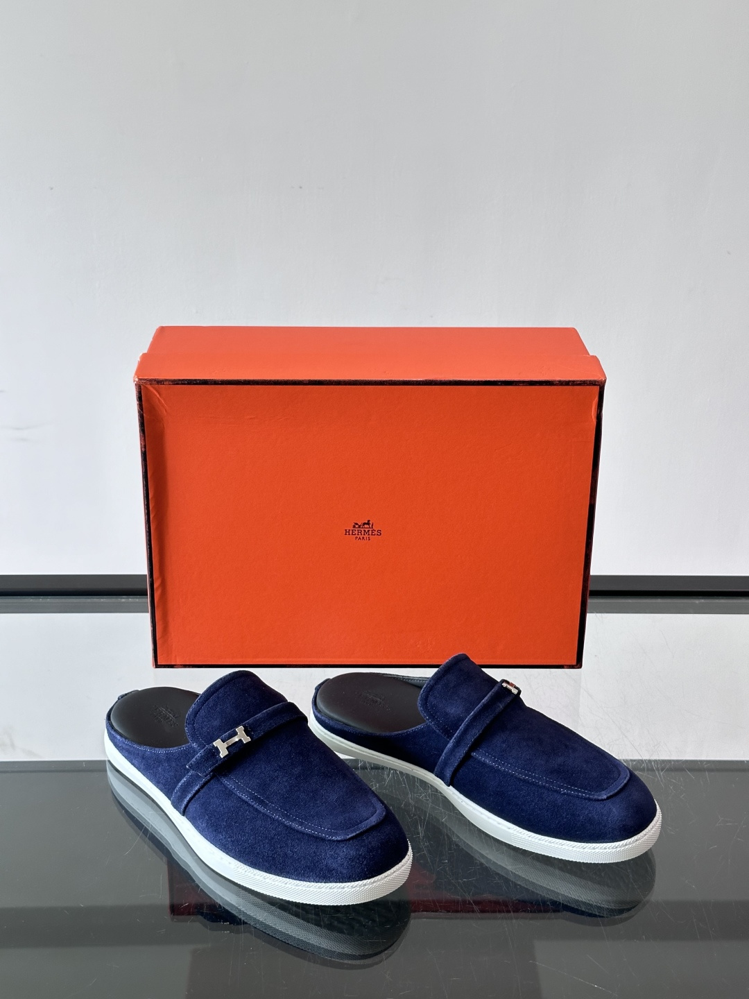 H爱马仕H扣半拖👞,采用麂皮,搭配标志性H金属扣,简约又高级。TPU鞋底,穿着舒适,适合日常或商务休闲场合。一脚蹬设计超 H爱马仕H扣半拖👞,采用麂皮,搭配标志性H金属扣,简约又高级。TPU鞋底,穿着舒适,适合日常或商务休闲场合。一脚蹬设计超