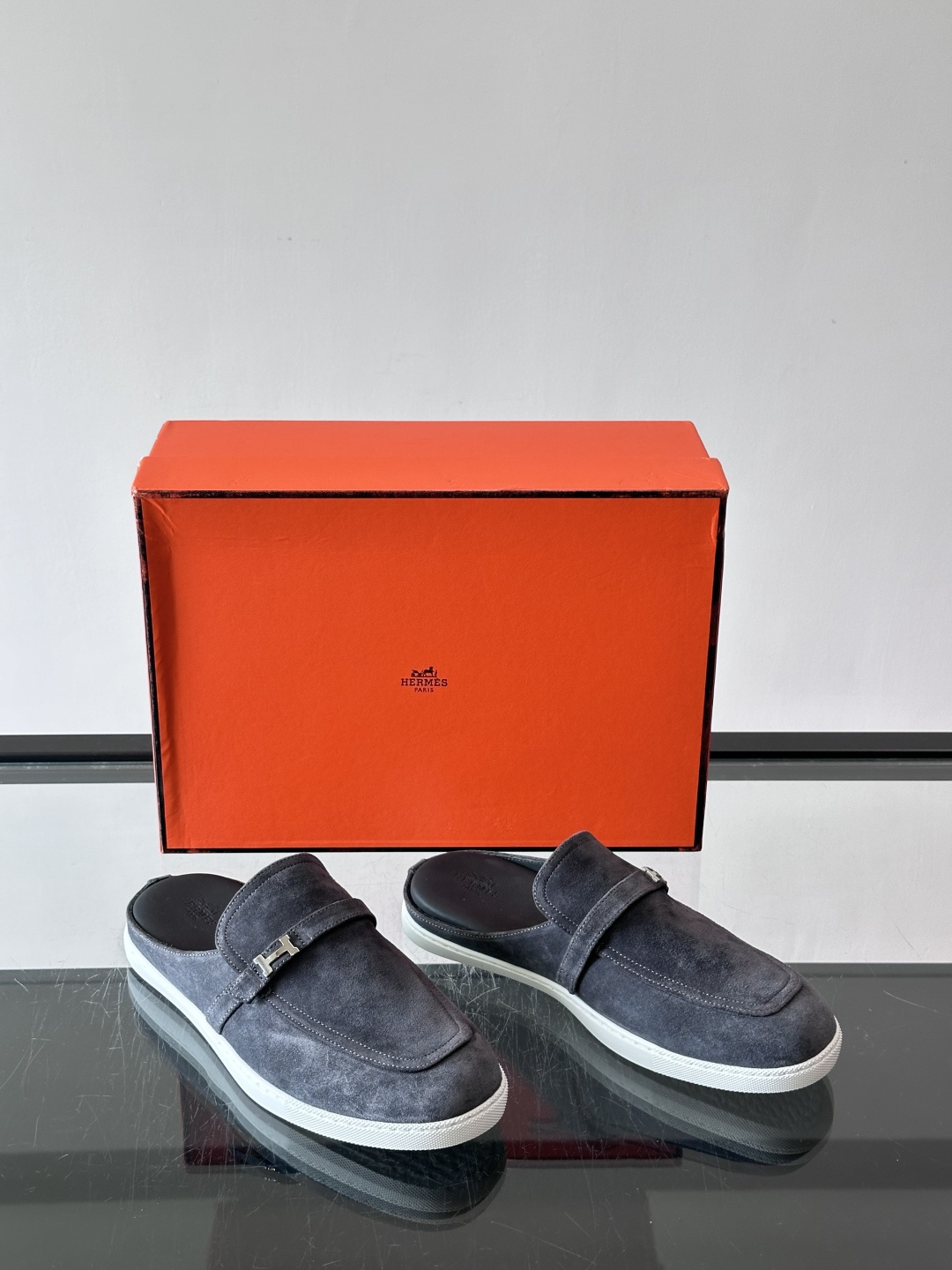 H爱马仕H扣半拖👞,采用麂皮,搭配标志性H金属扣,简约又高级。TPU鞋底,穿着舒适,适合日常或商务休闲场合。一脚蹬设计超 H爱马仕H扣半拖👞,采用麂皮,搭配标志性H金属扣,简约又高级。TPU鞋底,穿着舒适,适合日常或商务休闲场合。一脚蹬设计超