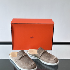 H爱马仕H扣半拖👞,采用麂皮,搭配标志性H金属扣,简约又高级。TPU鞋底,穿着舒适,适合日常或商务休闲场合。一脚蹬设计超 H爱马仕H扣半拖👞,采用麂皮,搭配标志性H金属扣,简约又高级。TPU鞋底,穿着舒适,适合日常或商务休闲场合。一脚蹬设计超