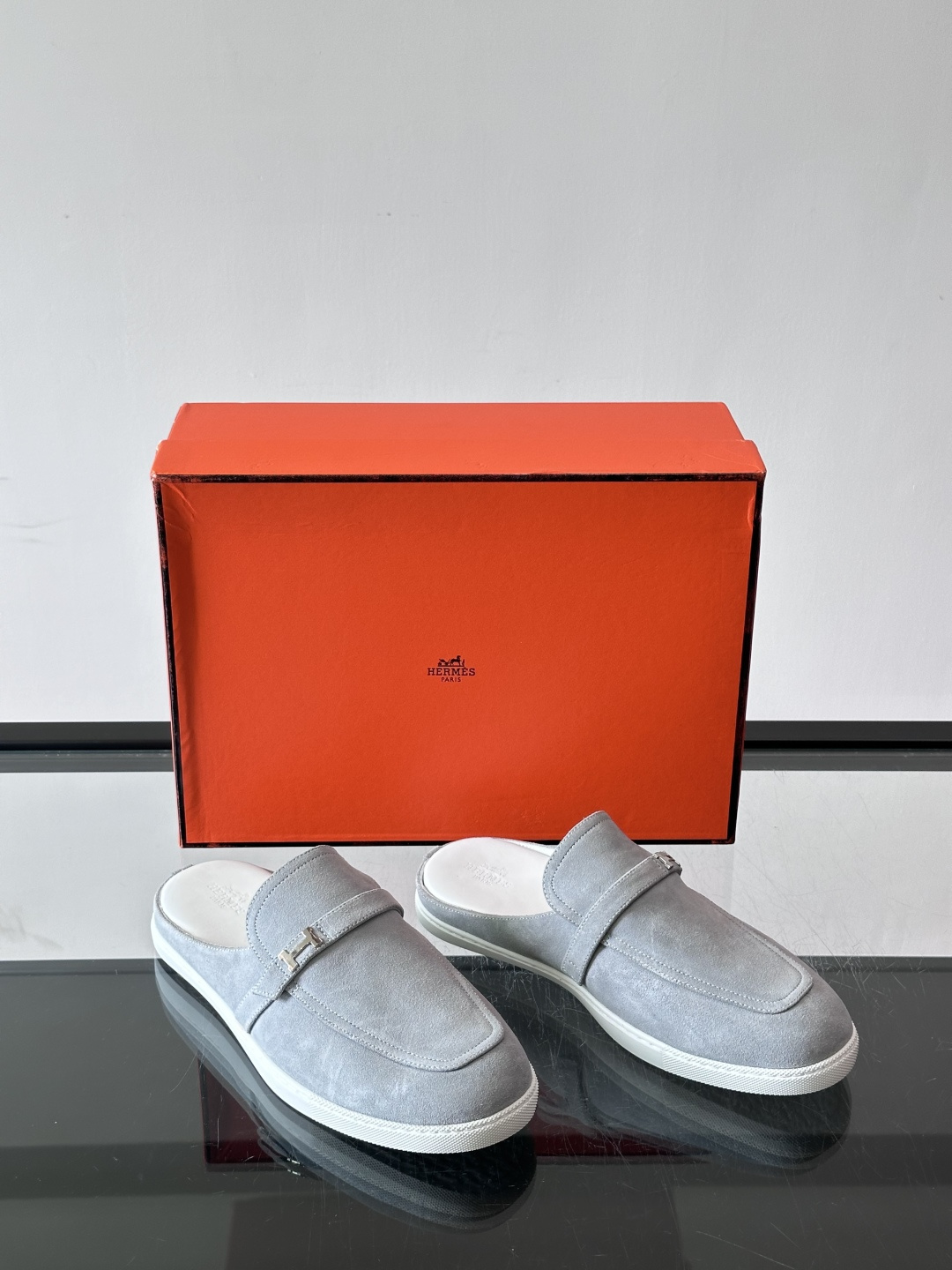 H爱马仕H扣半拖👞,采用麂皮,搭配标志性H金属扣,简约又高级。TPU鞋底,穿着舒适,适合日常或商务休闲场合。一脚蹬设计超 H爱马仕H扣半拖👞,采用麂皮,搭配标志性H金属扣,简约又高级。TPU鞋底,穿着舒适,适合日常或商务休闲场合。一脚蹬设计超