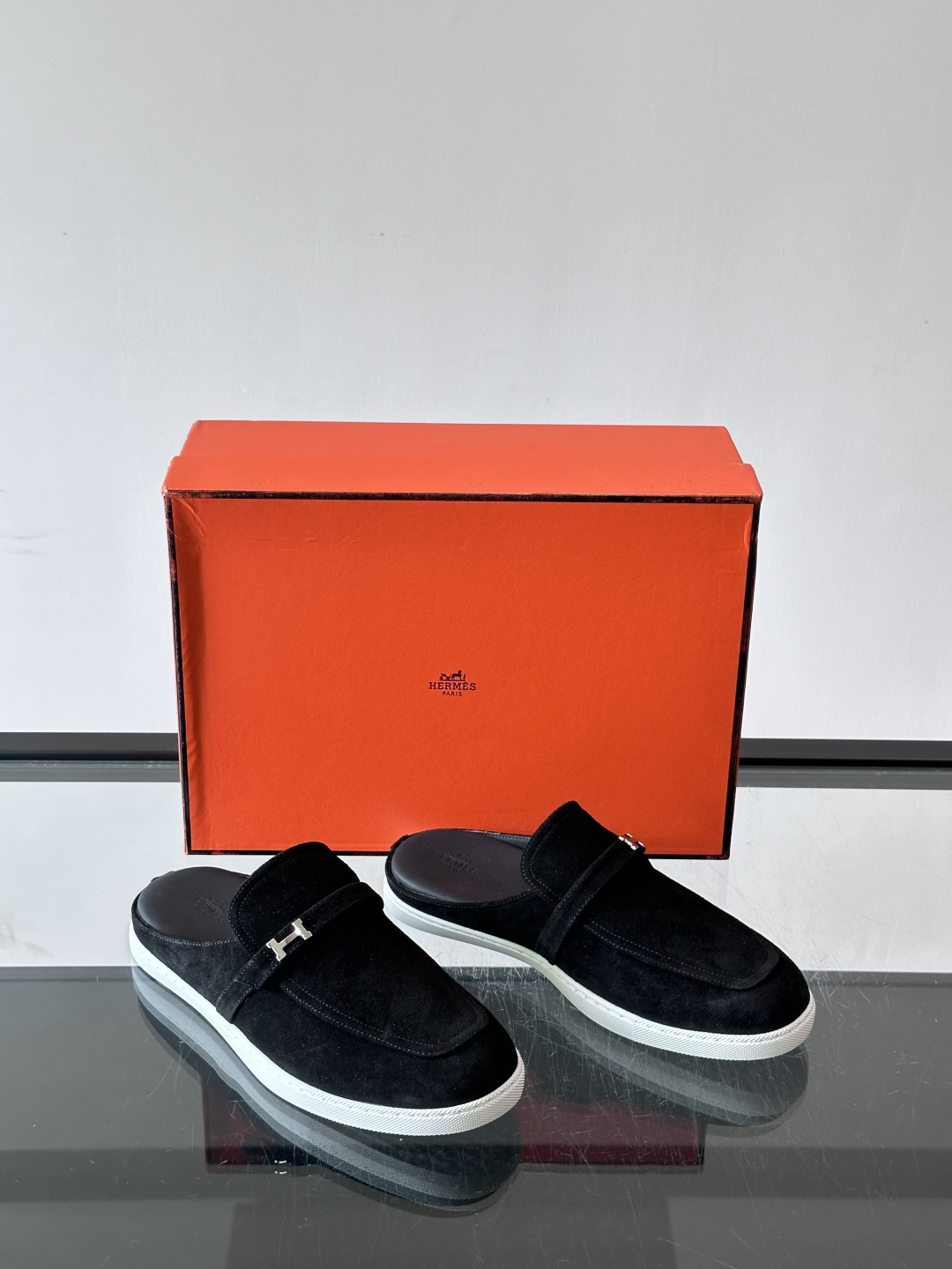 H爱马仕H扣半拖👞,采用麂皮,搭配标志性H金属扣,简约又高级。TPU鞋底,穿着舒适,适合日常或商务休闲场合。一脚蹬设计超 H爱马仕H扣半拖👞,采用麂皮,搭配标志性H金属扣,简约又高级。TPU鞋底,穿着舒适,适合日常或商务休闲场合。一脚蹬设计超