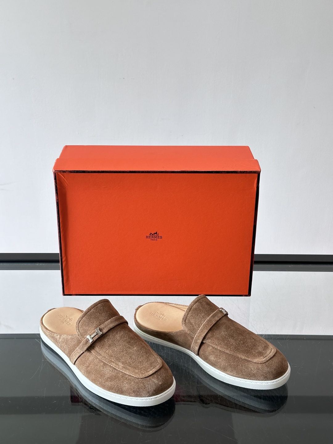 H爱马仕H扣半拖👞,采用麂皮,搭配标志性H金属扣,简约又高级。TPU鞋底,穿着舒适,适合日常或商务休闲场合。一脚蹬设计超 H爱马仕H扣半拖👞,采用麂皮,搭配标志性H金属扣,简约又高级。TPU鞋底,穿着舒适,适合日常或商务休闲场合。一脚蹬设计超
