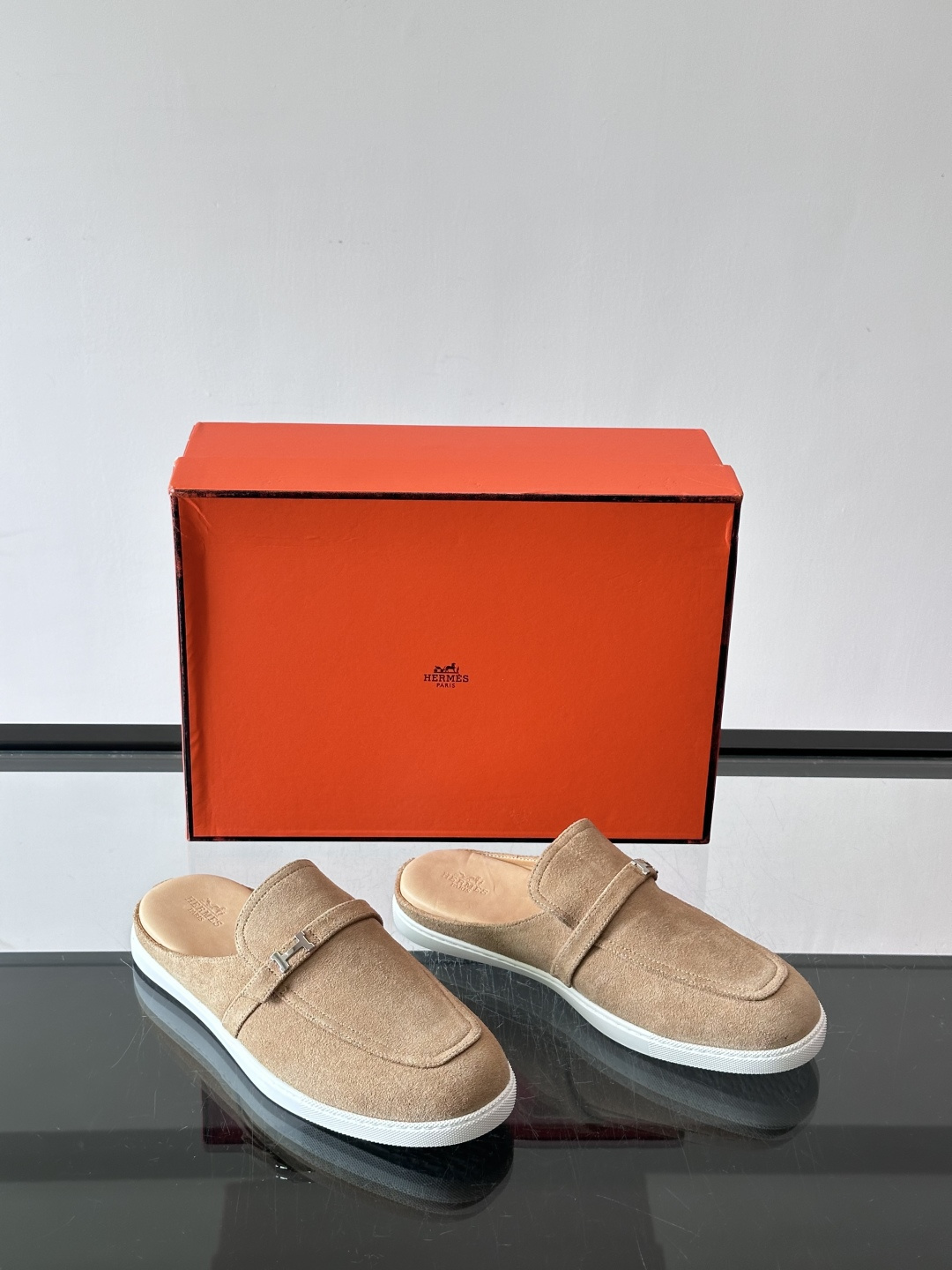 H爱马仕H扣半拖👞,采用麂皮,搭配标志性H金属扣,简约又高级。TPU鞋底,穿着舒适,适合日常或商务休闲场合。一脚蹬设计超 H爱马仕H扣半拖👞,采用麂皮,搭配标志性H金属扣,简约又高级。TPU鞋底,穿着舒适,适合日常或商务休闲场合。一脚蹬设计超