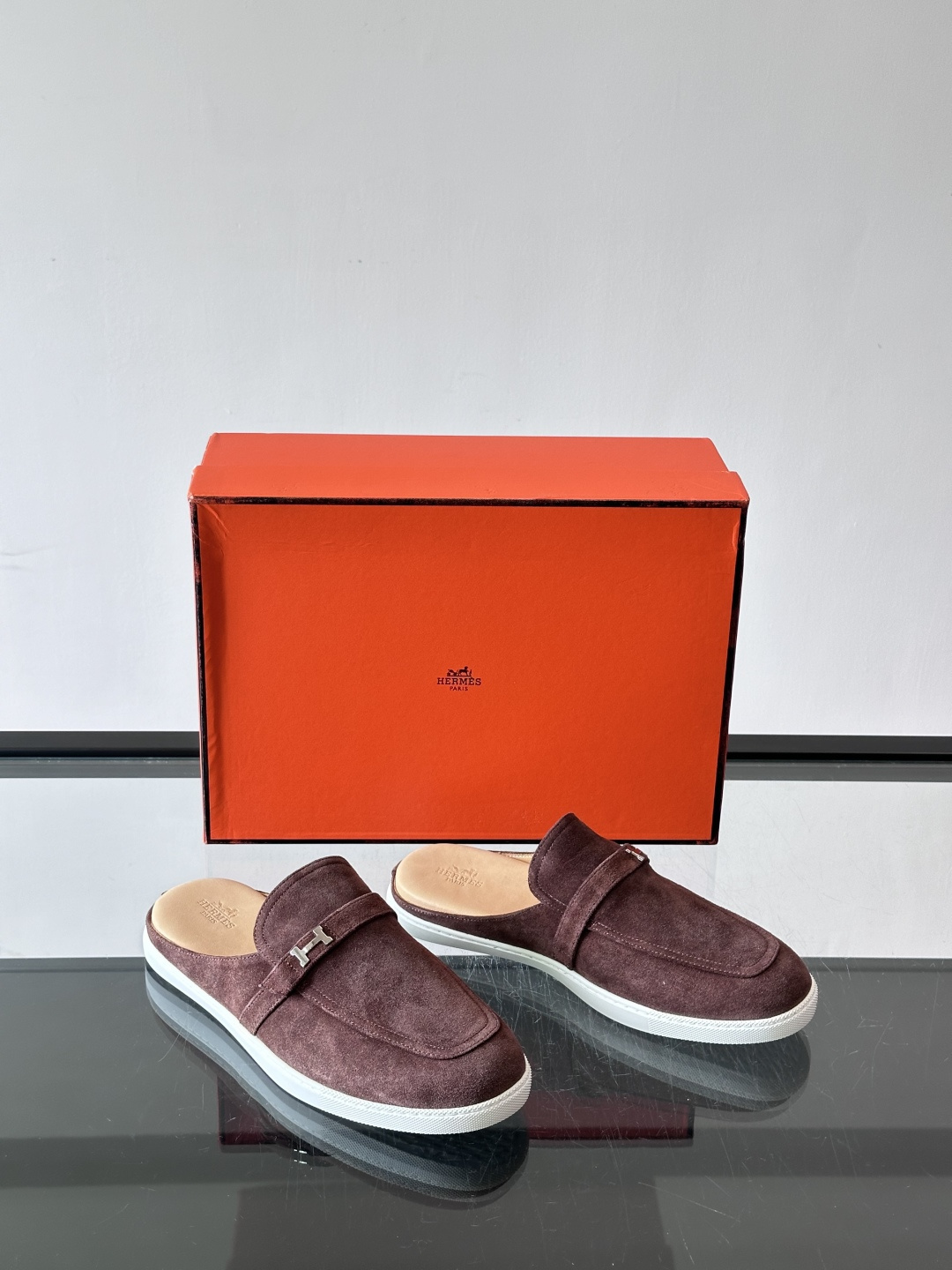 H爱马仕H扣半拖👞,采用麂皮,搭配标志性H金属扣,简约又高级。TPU鞋底,穿着舒适,适合日常或商务休闲场合。一脚蹬设计超 H爱马仕H扣半拖👞,采用麂皮,搭配标志性H金属扣,简约又高级。TPU鞋底,穿着舒适,适合日常或商务休闲场合。一脚蹬设计超
