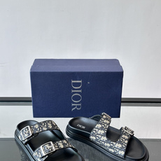Dior Aqua 男士凉鞋拖鞋。展现 Dior 高订风格设计。迪奥灰绒面革饰带点缀以铝质 Dior 搭扣提升格调。搭配 Dior Aqua 男士凉鞋拖鞋。展现 Dior 高订风格设计。迪奥灰绒面革饰带点缀以铝质 Dior 搭扣提升格调。搭配