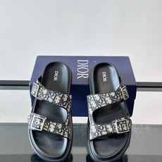 Dior Aqua 男士凉鞋拖鞋。展现 Dior 高订风格设计。迪奥灰绒面革饰带点缀以铝质 Dior 搭扣提升格调。搭配 Dior Aqua 男士凉鞋拖鞋。展现 Dior 高订风格设计。迪奥灰绒面革饰带点缀以铝质 Dior 搭扣提升格调。搭配