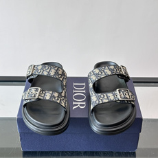 Dior Aqua 男士凉鞋拖鞋。展现 Dior 高订风格设计。迪奥灰绒面革饰带点缀以铝质 Dior 搭扣提升格调。搭配 Dior Aqua 男士凉鞋拖鞋。展现 Dior 高订风格设计。迪奥灰绒面革饰带点缀以铝质 Dior 搭扣提升格调。搭配