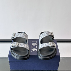 Dior Aqua 男士凉鞋拖鞋。展现 Dior 高订风格设计。迪奥灰绒面革饰带点缀以铝质 Dior 搭扣提升格调。搭配 Dior Aqua 男士凉鞋拖鞋。展现 Dior 高订风格设计。迪奥灰绒面革饰带点缀以铝质 Dior 搭扣提升格调。搭配