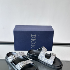 Dior Aqua 男士凉鞋拖鞋。展现 Dior 高订风格设计。迪奥灰绒面革饰带点缀以铝质 Dior 搭扣提升格调。搭配 Dior Aqua 男士凉鞋拖鞋。展现 Dior 高订风格设计。迪奥灰绒面革饰带点缀以铝质 Dior 搭扣提升格调。搭配
