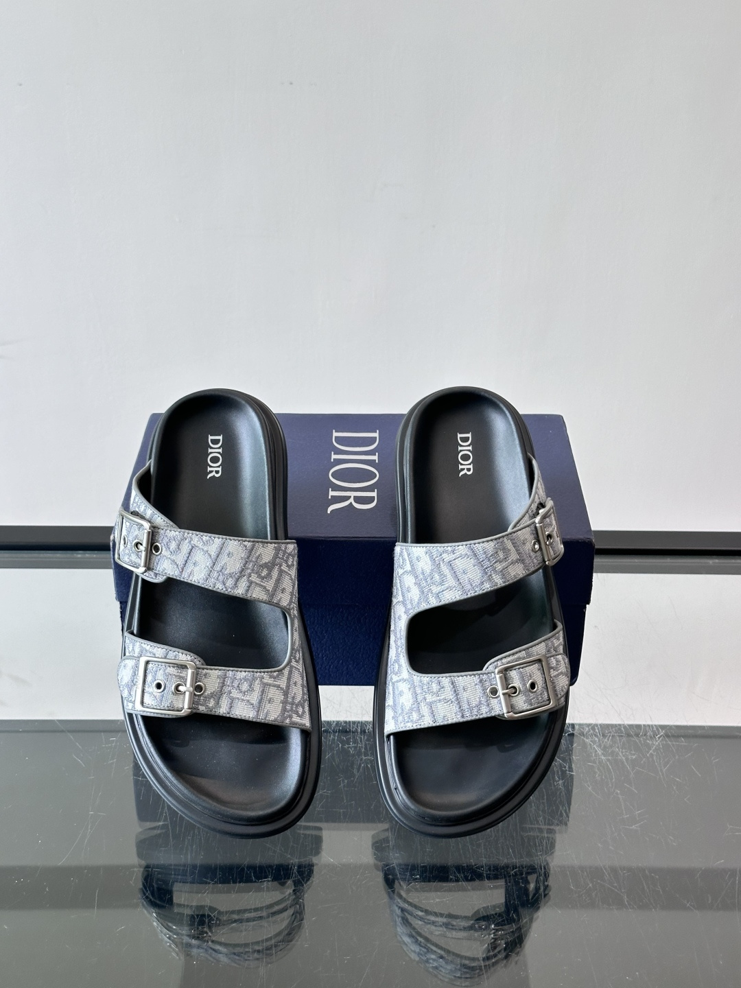 Dior Aqua 男士凉鞋拖鞋。展现 Dior 高订风格设计。迪奥灰绒面革饰带点缀以铝质 Dior 搭扣提升格调。搭配 Dior Aqua 男士凉鞋拖鞋。展现 Dior 高订风格设计。迪奥灰绒面革饰带点缀以铝质 Dior 搭扣提升格调。搭配
