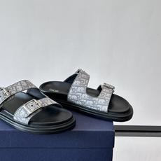 Dior Aqua 男士凉鞋拖鞋。展现 Dior 高订风格设计。迪奥灰绒面革饰带点缀以铝质 Dior 搭扣提升格调。搭配 Dior Aqua 男士凉鞋拖鞋。展现 Dior 高订风格设计。迪奥灰绒面革饰带点缀以铝质 Dior 搭扣提升格调。搭配