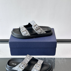 Dior Aqua 男士凉鞋拖鞋。展现 Dior 高订风格设计。迪奥灰绒面革饰带点缀以铝质 Dior 搭扣提升格调。搭配 Dior Aqua 男士凉鞋拖鞋。展现 Dior 高订风格设计。迪奥灰绒面革饰带点缀以铝质 Dior 搭扣提升格调。搭配