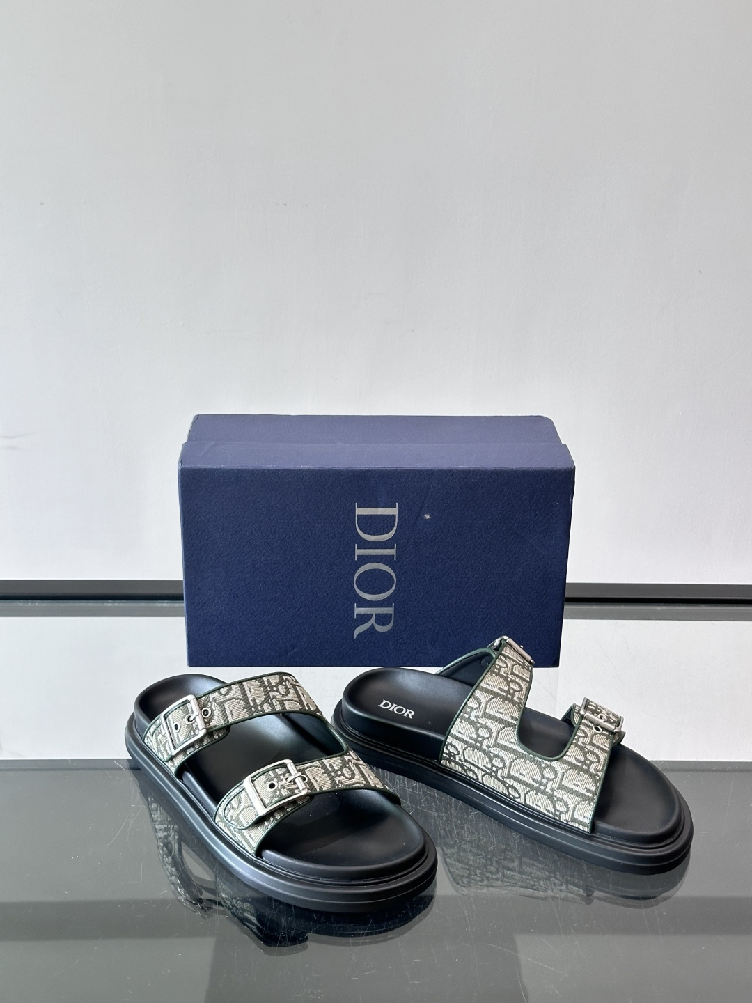 Dior Aqua 男士凉鞋拖鞋。展现 Dior 高订风格设计。迪奥灰绒面革饰带点缀以铝质 Dior 搭扣提升格调。搭配