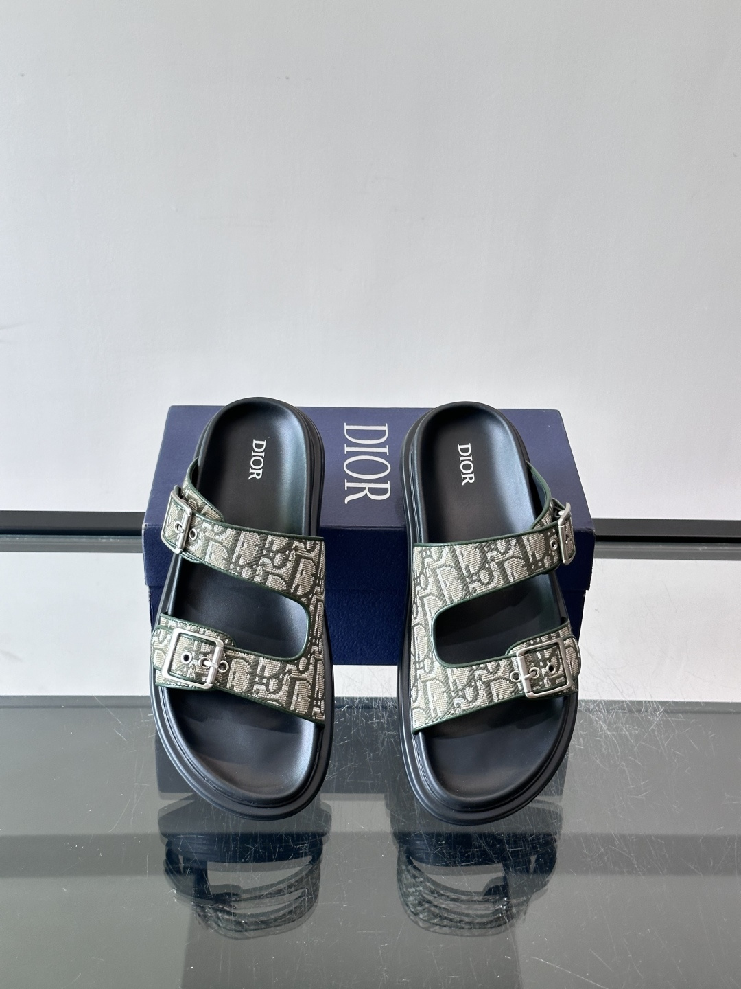 Dior Aqua 男士凉鞋拖鞋。展现 Dior 高订风格设计。迪奥灰绒面革饰带点缀以铝质 Dior 搭扣提升格调。搭配