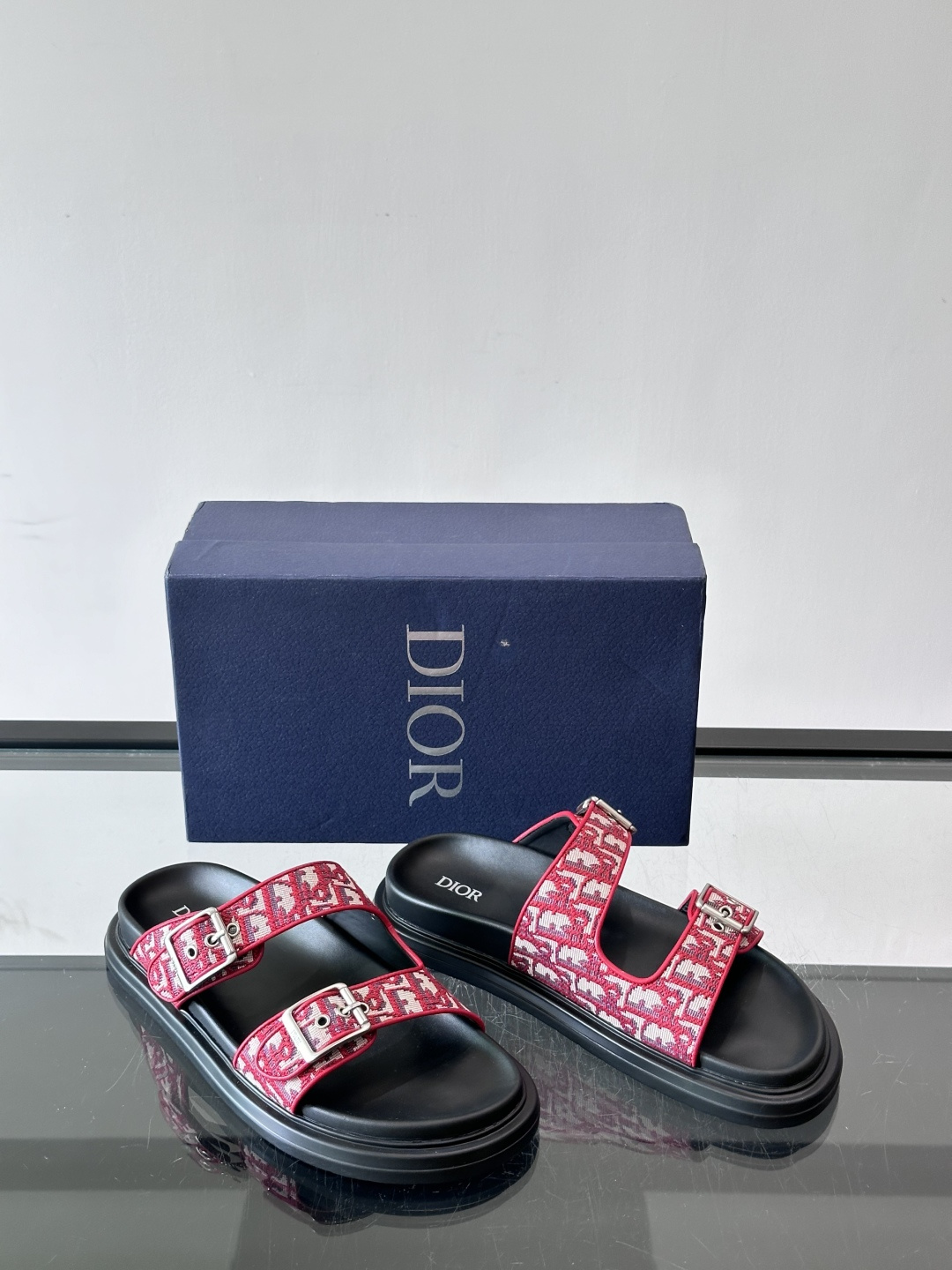 Dior Aqua 男士凉鞋拖鞋。展现 Dior 高订风格设计。迪奥灰绒面革饰带点缀以铝质 Dior 搭扣提升格调。搭配