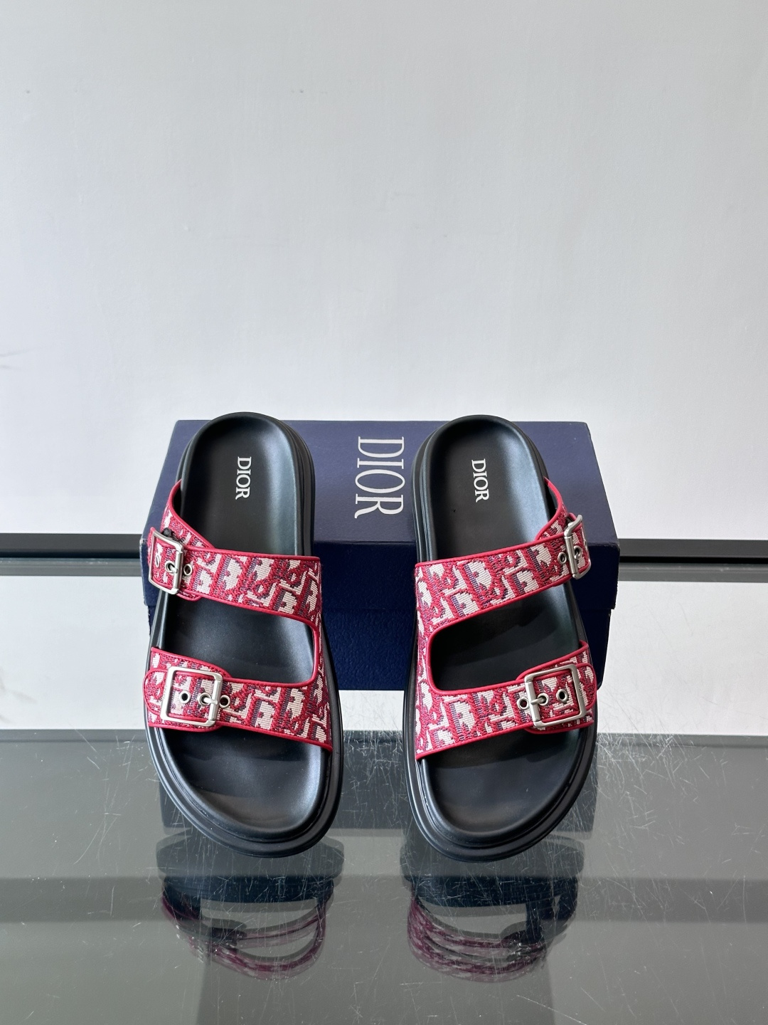 Dior Aqua 男士凉鞋拖鞋。展现 Dior 高订风格设计。迪奥灰绒面革饰带点缀以铝质 Dior 搭扣提升格调。搭配