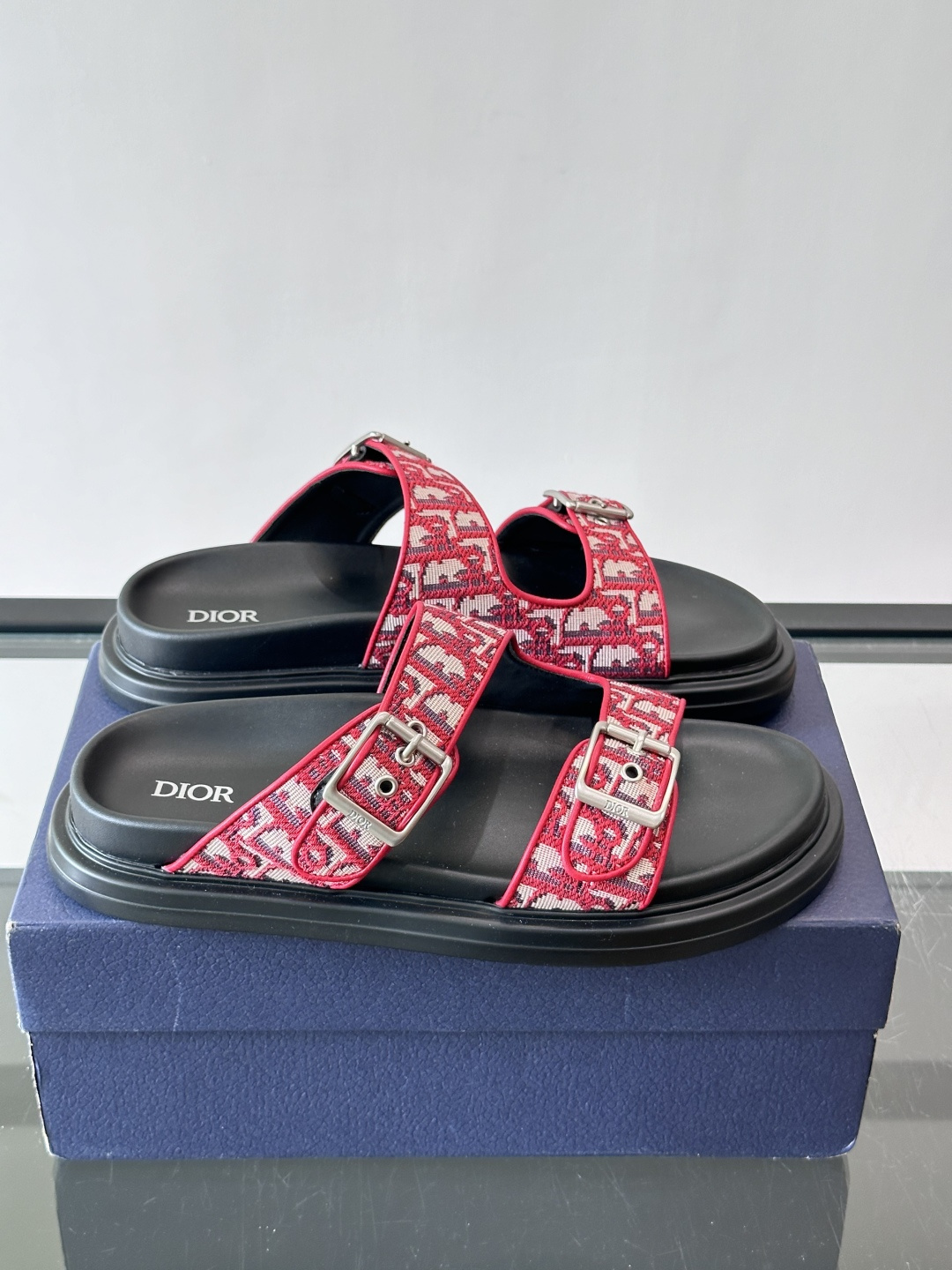 Dior Aqua 男士凉鞋拖鞋。展现 Dior 高订风格设计。迪奥灰绒面革饰带点缀以铝质 Dior 搭扣提升格调。搭配