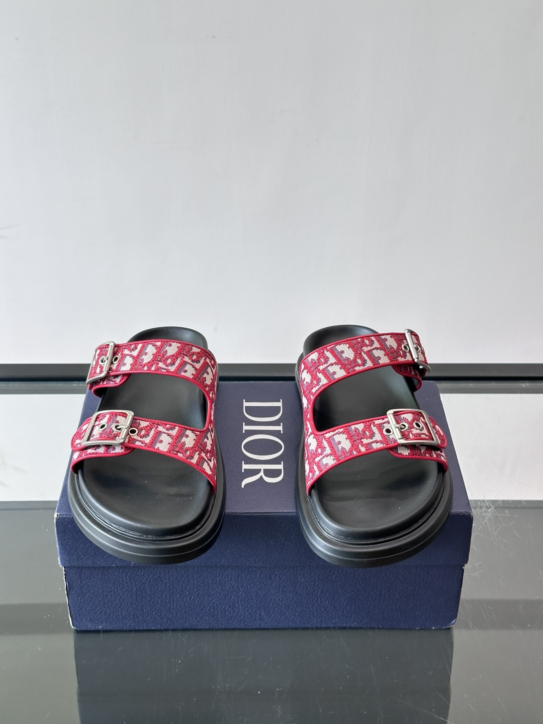 Dior Aqua 男士凉鞋拖鞋。展现 Dior 高订风格设计。迪奥灰绒面革饰带点缀以铝质 Dior 搭扣提升格调。搭配