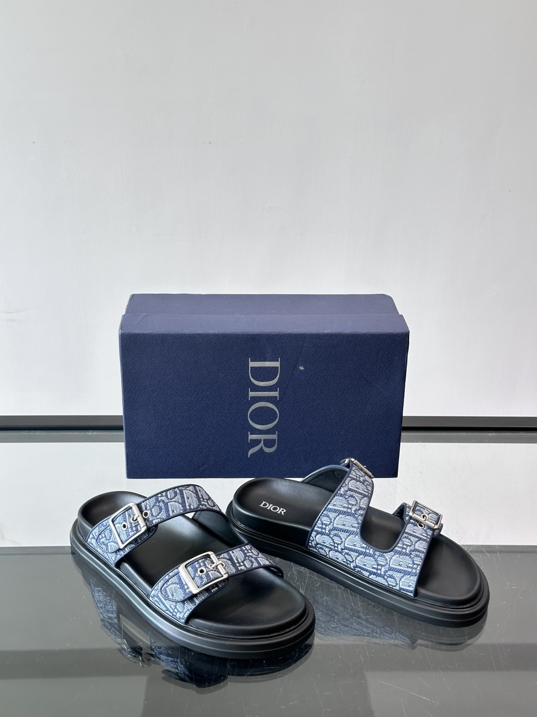 Dior Aqua 男士凉鞋拖鞋。展现 Dior 高订风格设计。迪奥灰绒面革饰带点缀以铝质 Dior 搭扣提升格调。搭配