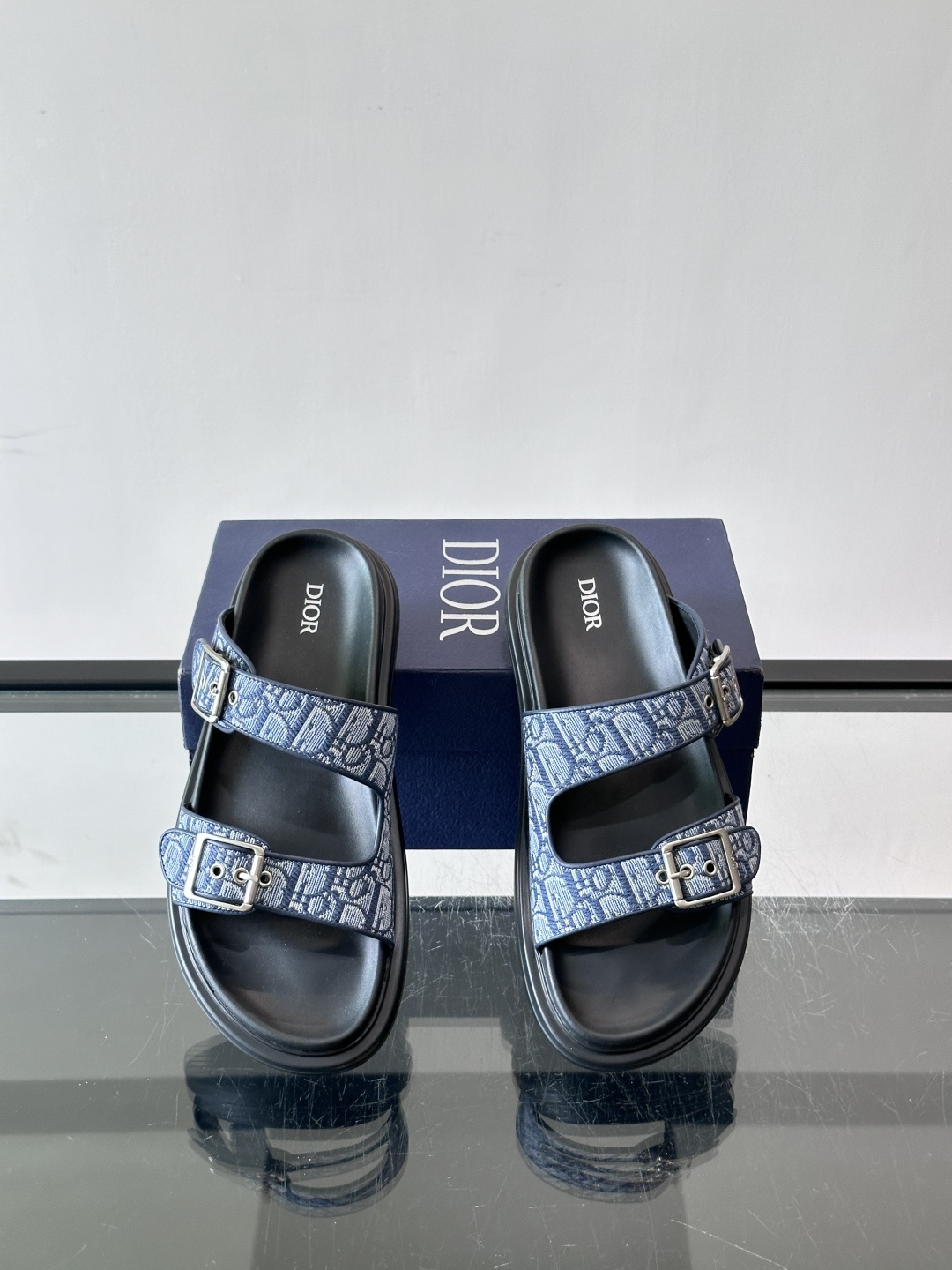 Dior Aqua 男士凉鞋拖鞋。展现 Dior 高订风格设计。迪奥灰绒面革饰带点缀以铝质 Dior 搭扣提升格调。搭配
