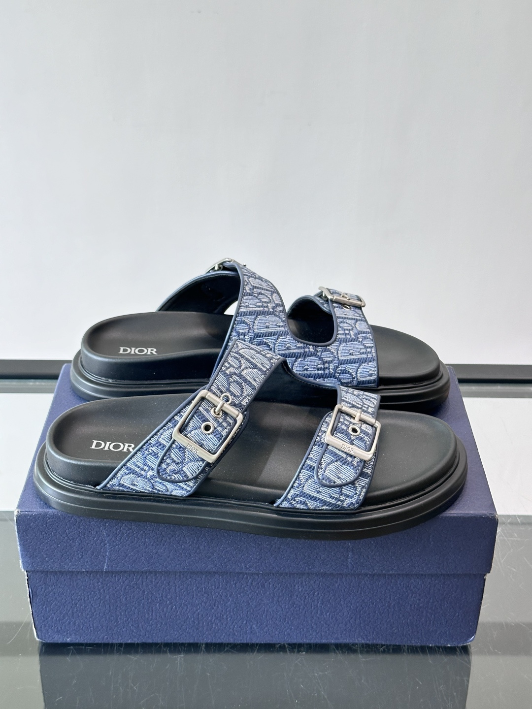 Dior Aqua 男士凉鞋拖鞋。展现 Dior 高订风格设计。迪奥灰绒面革饰带点缀以铝质 Dior 搭扣提升格调。搭配