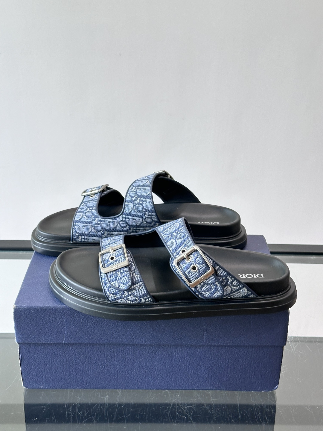 Dior Aqua 男士凉鞋拖鞋。展现 Dior 高订风格设计。迪奥灰绒面革饰带点缀以铝质 Dior 搭扣提升格调。搭配