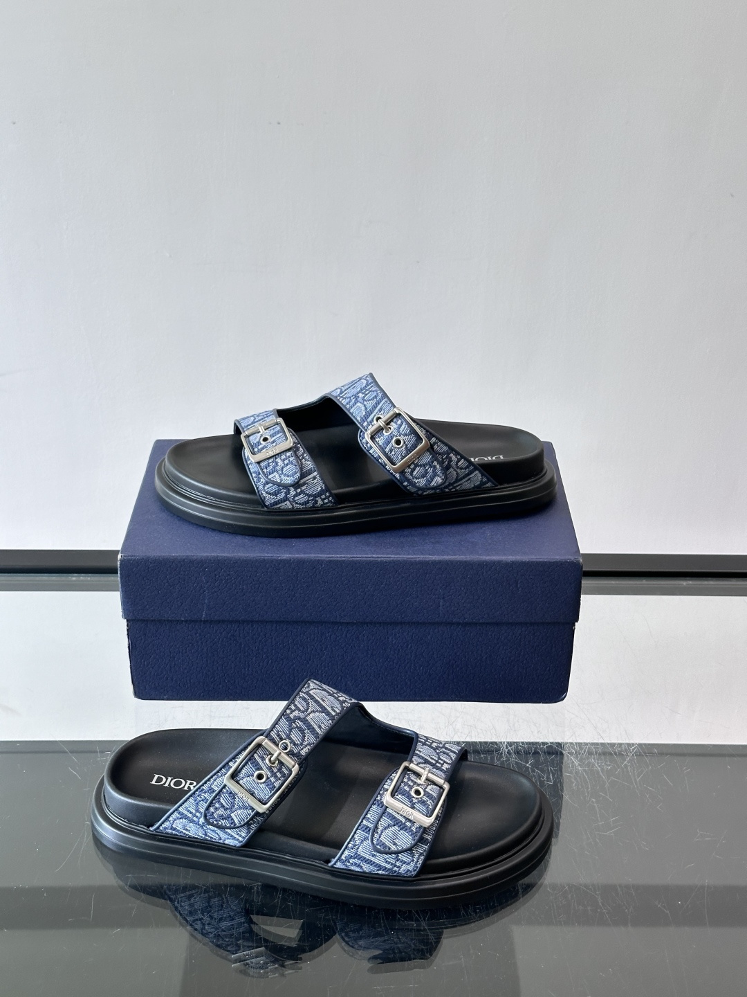 Dior Aqua 男士凉鞋拖鞋。展现 Dior 高订风格设计。迪奥灰绒面革饰带点缀以铝质 Dior 搭扣提升格调。搭配