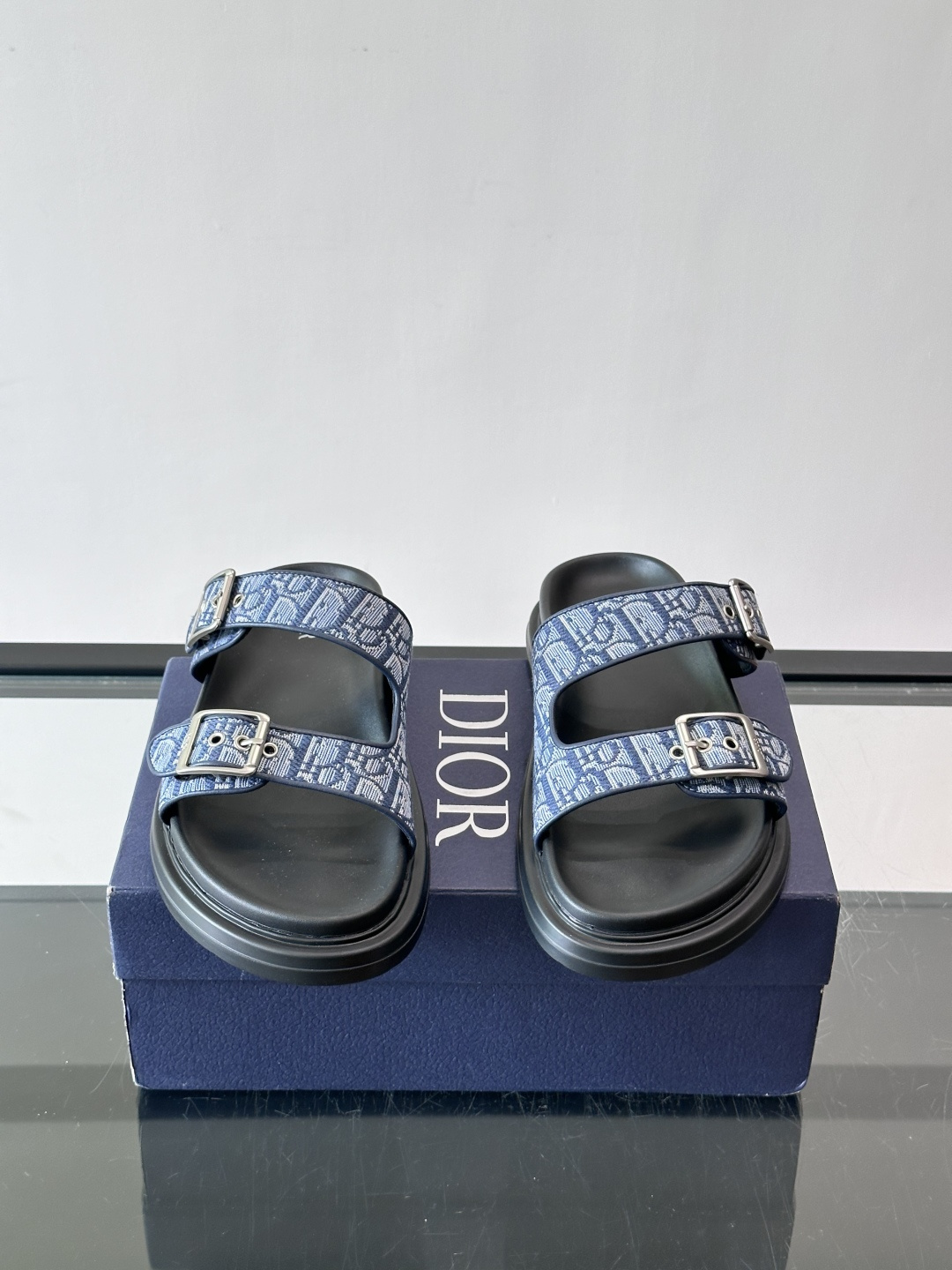 Dior Aqua 男士凉鞋拖鞋。展现 Dior 高订风格设计。迪奥灰绒面革饰带点缀以铝质 Dior 搭扣提升格调。搭配