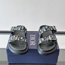 Dior Aqua 男士凉鞋拖鞋。展现 Dior 高订风格设计。迪奥灰绒面革饰带点缀以铝质 Dior 搭扣提升格调。搭配 Dior Aqua 男士凉鞋拖鞋。展现 Dior 高订风格设计。迪奥灰绒面革饰带点缀以铝质 Dior 搭扣提升格调。搭配