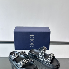 Dior Aqua 男士凉鞋拖鞋。展现 Dior 高订风格设计。迪奥灰绒面革饰带点缀以铝质 Dior 搭扣提升格调。搭配 Dior Aqua 男士凉鞋拖鞋。展现 Dior 高订风格设计。迪奥灰绒面革饰带点缀以铝质 Dior 搭扣提升格调。搭配
