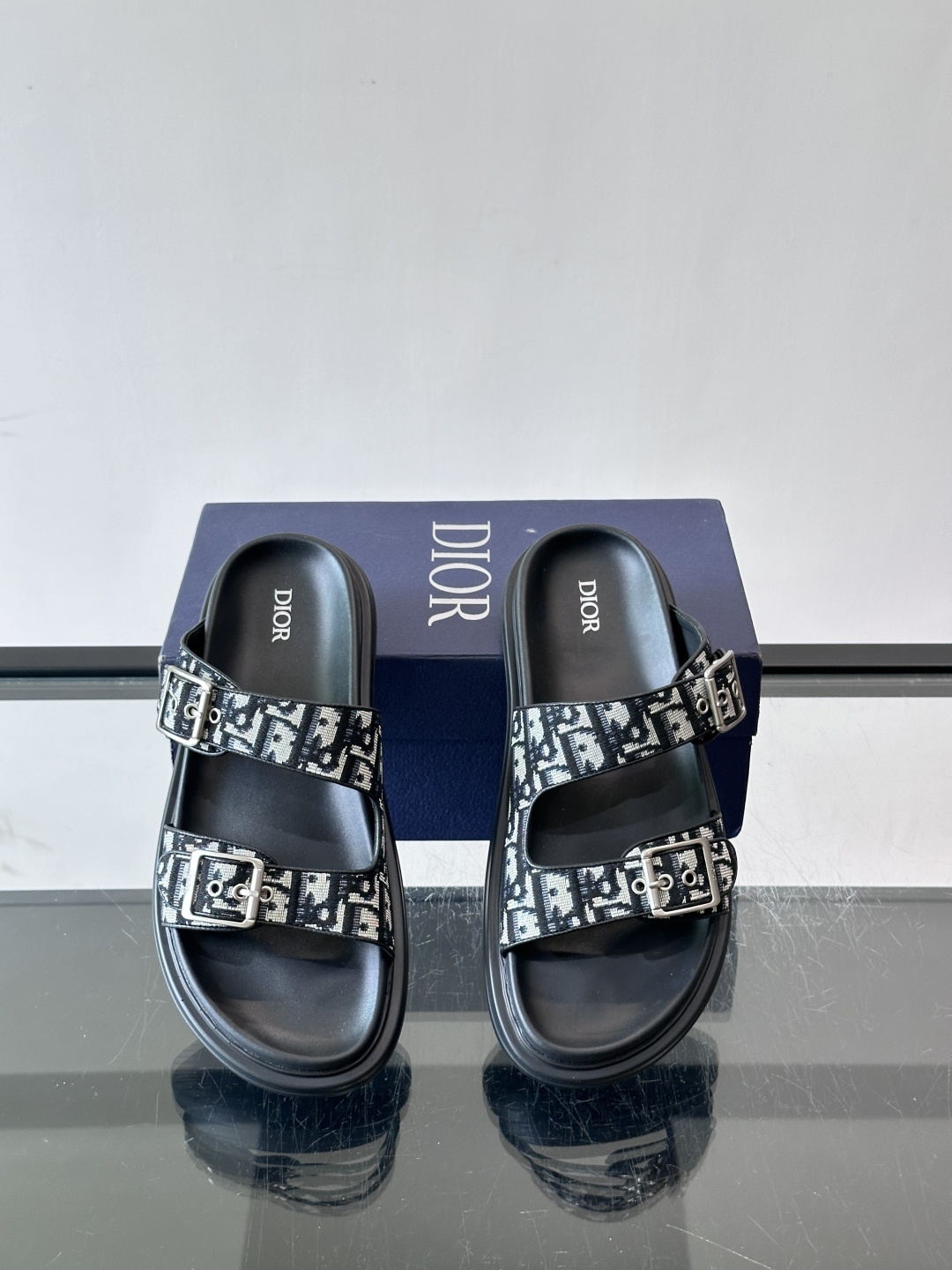 Dior Aqua 男士凉鞋拖鞋。展现 Dior 高订风格设计。迪奥灰绒面革饰带点缀以铝质 Dior 搭扣提升格调。搭配 Dior Aqua 男士凉鞋拖鞋。展现 Dior 高订风格设计。迪奥灰绒面革饰带点缀以铝质 Dior 搭扣提升格调。搭配