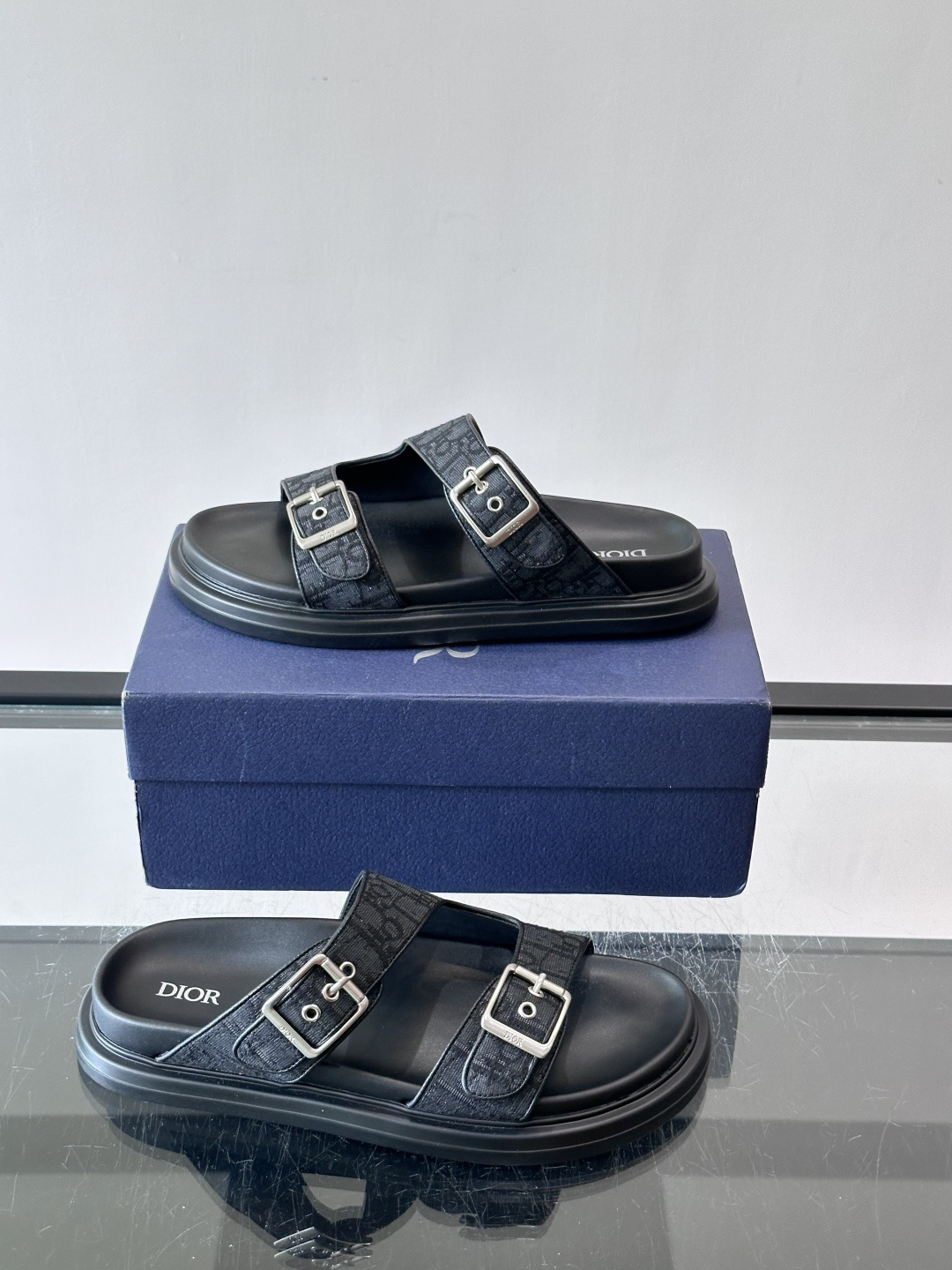 Dior Aqua 男士凉鞋拖鞋。展现 Dior 高订风格设计。迪奥灰绒面革饰带点缀以铝质 Dior 搭扣提升格调。搭配 Dior Aqua 男士凉鞋拖鞋。展现 Dior 高订风格设计。迪奥灰绒面革饰带点缀以铝质 Dior 搭扣提升格调。搭配