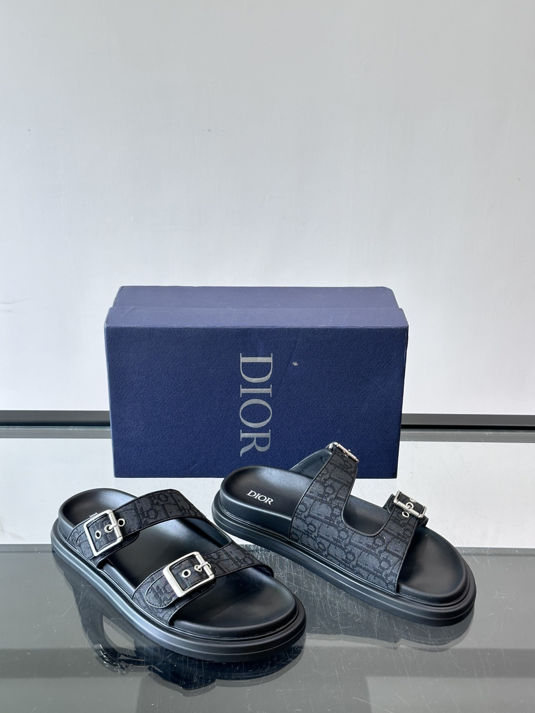 Dior Aqua 男士凉鞋拖鞋。展现 Dior 高订风格设计。迪奥灰绒面革饰带点缀以铝质 Dior 搭扣提升格调。搭配 Dior Aqua 男士凉鞋拖鞋。展现 Dior 高订风格设计。迪奥灰绒面革饰带点缀以铝质 Dior 搭扣提升格调。搭配