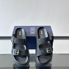 Dior Aqua 男士凉鞋拖鞋。展现 Dior 高订风格设计。迪奥灰绒面革饰带点缀以铝质 Dior 搭扣提升格调。搭配 Dior Aqua 男士凉鞋拖鞋。展现 Dior 高订风格设计。迪奥灰绒面革饰带点缀以铝质 Dior 搭扣提升格调。搭配