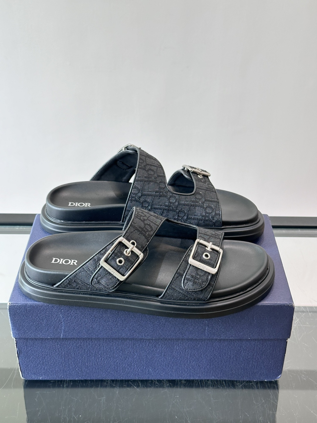 Dior Aqua 男士凉鞋拖鞋。展现 Dior 高订风格设计。迪奥灰绒面革饰带点缀以铝质 Dior 搭扣提升格调。搭配
