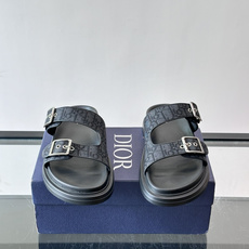 Dior Aqua 男士凉鞋拖鞋。展现 Dior 高订风格设计。迪奥灰绒面革饰带点缀以铝质 Dior 搭扣提升格调。搭配 Dior Aqua 男士凉鞋拖鞋。展现 Dior 高订风格设计。迪奥灰绒面革饰带点缀以铝质 Dior 搭扣提升格调。搭配