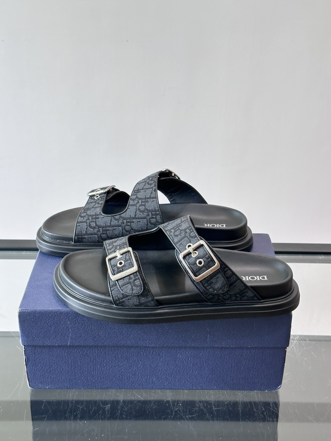Dior Aqua 男士凉鞋拖鞋。展现 Dior 高订风格设计。迪奥灰绒面革饰带点缀以铝质 Dior 搭扣提升格调。搭配 Dior Aqua 男士凉鞋拖鞋。展现 Dior 高订风格设计。迪奥灰绒面革饰带点缀以铝质 Dior 搭扣提升格调。搭配