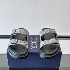 Dior Aqua 男士凉鞋拖鞋。展现 Dior 高订风格设计。迪奥灰绒面革饰带点缀以铝质 Dior 搭扣提升格调。搭配 Dior Aqua 男士凉鞋拖鞋。展现 Dior 高订风格设计。迪奥灰绒面革饰带点缀以铝质 Dior 搭扣提升格调。搭配