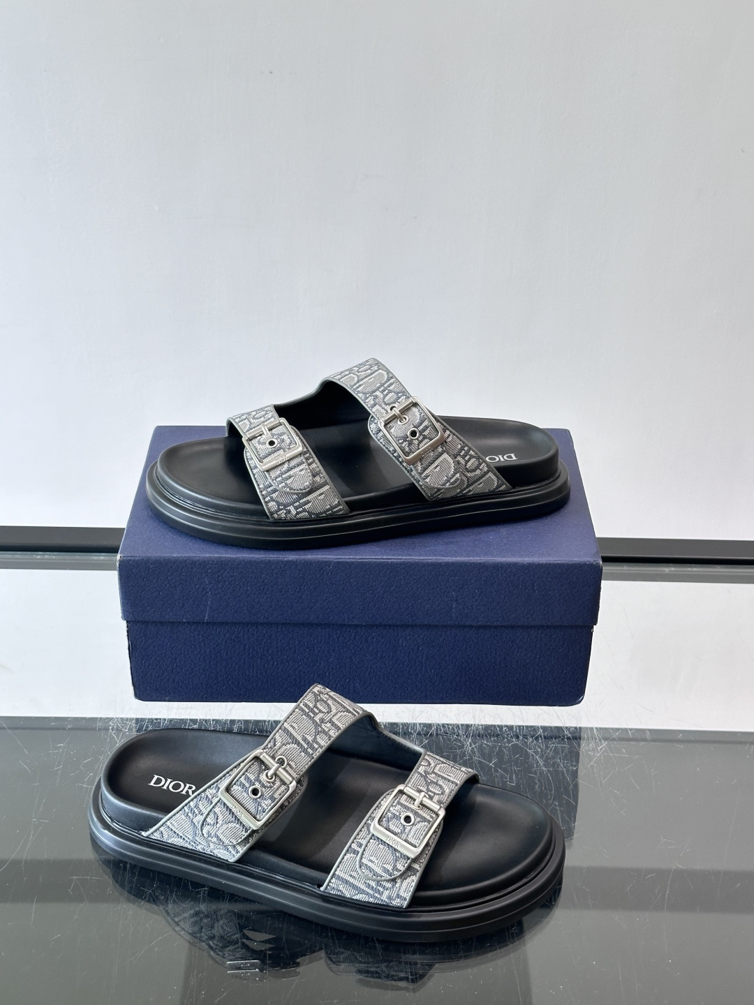 Dior Aqua 男士凉鞋拖鞋。展现 Dior 高订风格设计。迪奥灰绒面革饰带点缀以铝质 Dior 搭扣提升格调。搭配 Dior Aqua 男士凉鞋拖鞋。展现 Dior 高订风格设计。迪奥灰绒面革饰带点缀以铝质 Dior 搭扣提升格调。搭配