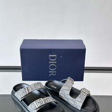 Dior Aqua 男士凉鞋拖鞋。展现 Dior 高订风格设计。迪奥灰绒面革饰带点缀以铝质 Dior 搭扣提升格调。搭配 Dior Aqua 男士凉鞋拖鞋。展现 Dior 高订风格设计。迪奥灰绒面革饰带点缀以铝质 Dior 搭扣提升格调。搭配