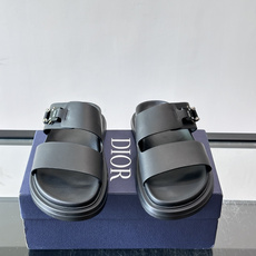 Dior Aqua 男士凉鞋拖鞋。展现 Dior 高订风格设计。迪奥灰绒面革饰带点缀以铝质 Dior 搭扣提升格调。搭配 Dior Aqua 男士凉鞋拖鞋。展现 Dior 高订风格设计。迪奥灰绒面革饰带点缀以铝质 Dior 搭扣提升格调。搭配