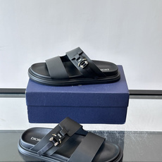 Dior Aqua 男士凉鞋拖鞋。展现 Dior 高订风格设计。迪奥灰绒面革饰带点缀以铝质 Dior 搭扣提升格调。搭配 Dior Aqua 男士凉鞋拖鞋。展现 Dior 高订风格设计。迪奥灰绒面革饰带点缀以铝质 Dior 搭扣提升格调。搭配