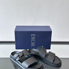Dior Aqua 男士凉鞋拖鞋。展现 Dior 高订风格设计。迪奥灰绒面革饰带点缀以铝质 Dior 搭扣提升格调。搭配 Dior Aqua 男士凉鞋拖鞋。展现 Dior 高订风格设计。迪奥灰绒面革饰带点缀以铝质 Dior 搭扣提升格调。搭配