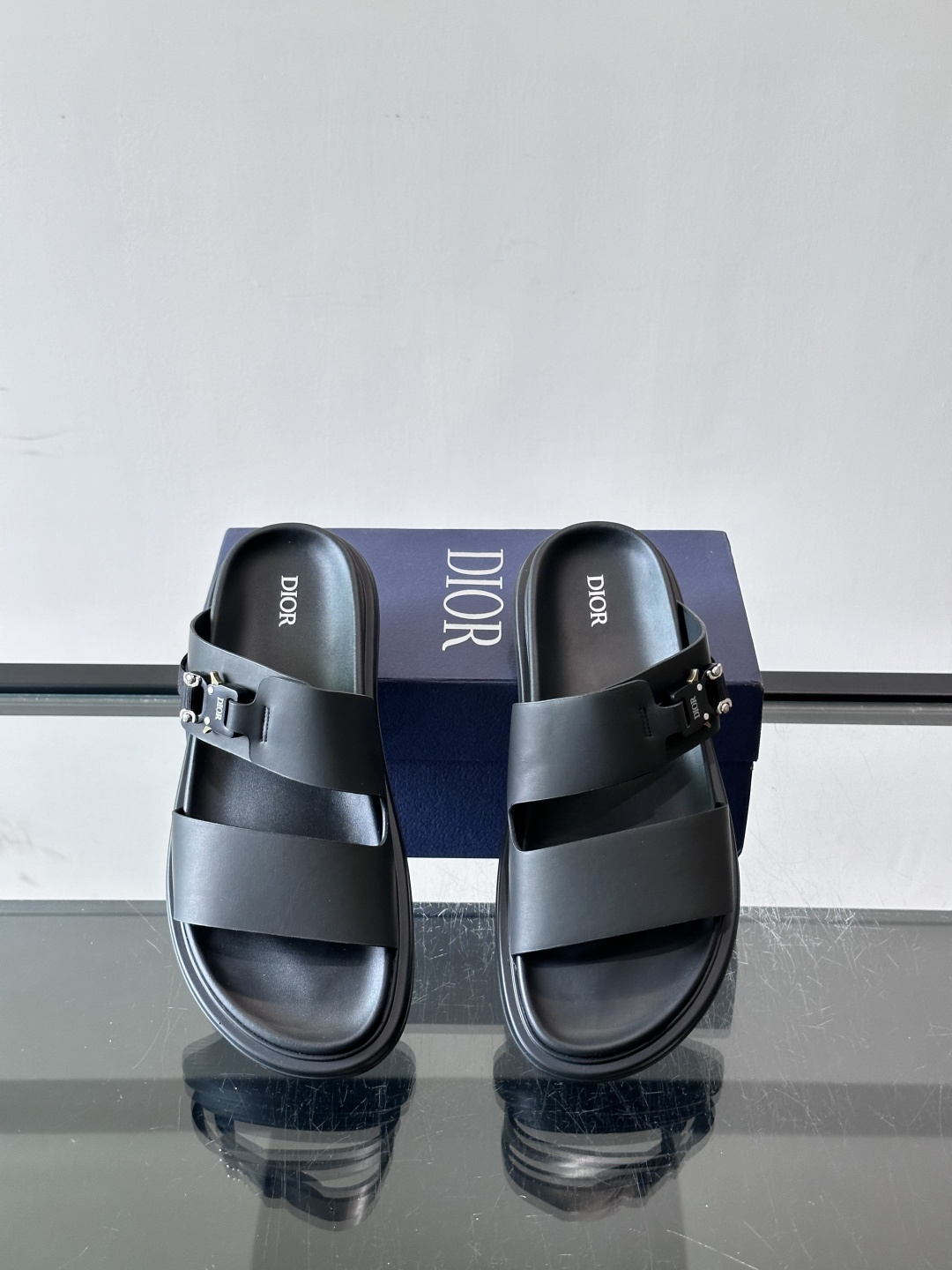 Dior Aqua 男士凉鞋拖鞋。展现 Dior 高订风格设计。迪奥灰绒面革饰带点缀以铝质 Dior 搭扣提升格调。搭配 Dior Aqua 男士凉鞋拖鞋。展现 Dior 高订风格设计。迪奥灰绒面革饰带点缀以铝质 Dior 搭扣提升格调。搭配