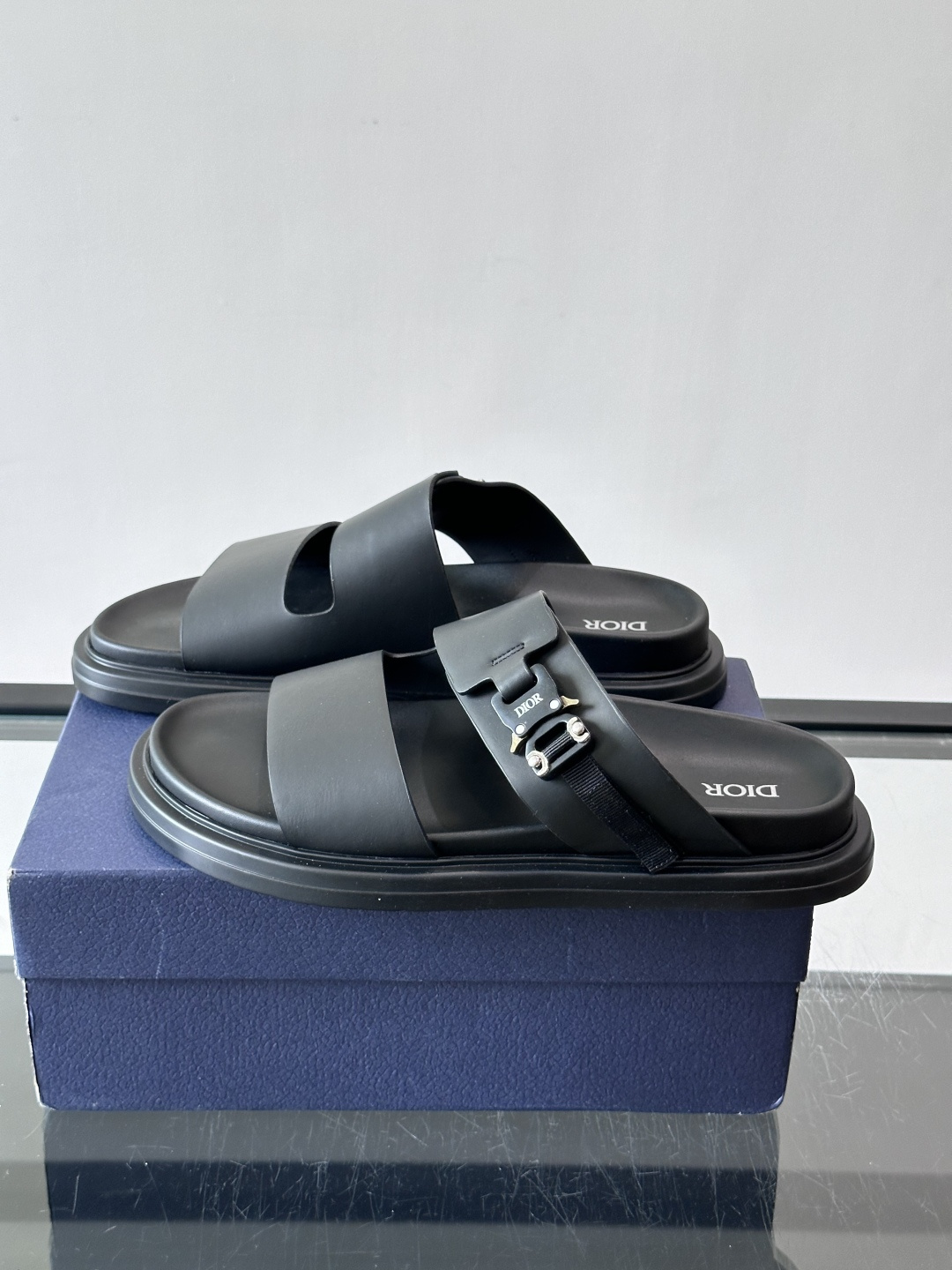 Dior Aqua 男士凉鞋拖鞋。展现 Dior 高订风格设计。迪奥灰绒面革饰带点缀以铝质 Dior 搭扣提升格调。搭配 Dior Aqua 男士凉鞋拖鞋。展现 Dior 高订风格设计。迪奥灰绒面革饰带点缀以铝质 Dior 搭扣提升格调。搭配