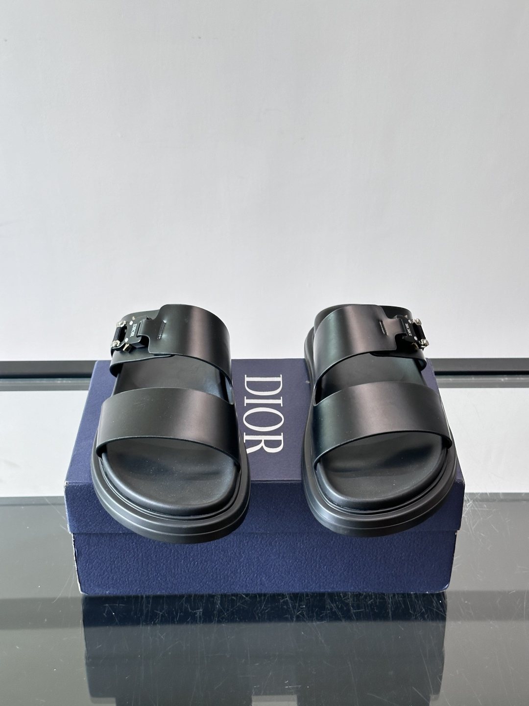 Dior Aqua 男士凉鞋拖鞋。展现 Dior 高订风格设计。迪奥灰绒面革饰带点缀以铝质 Dior 搭扣提升格调。搭配