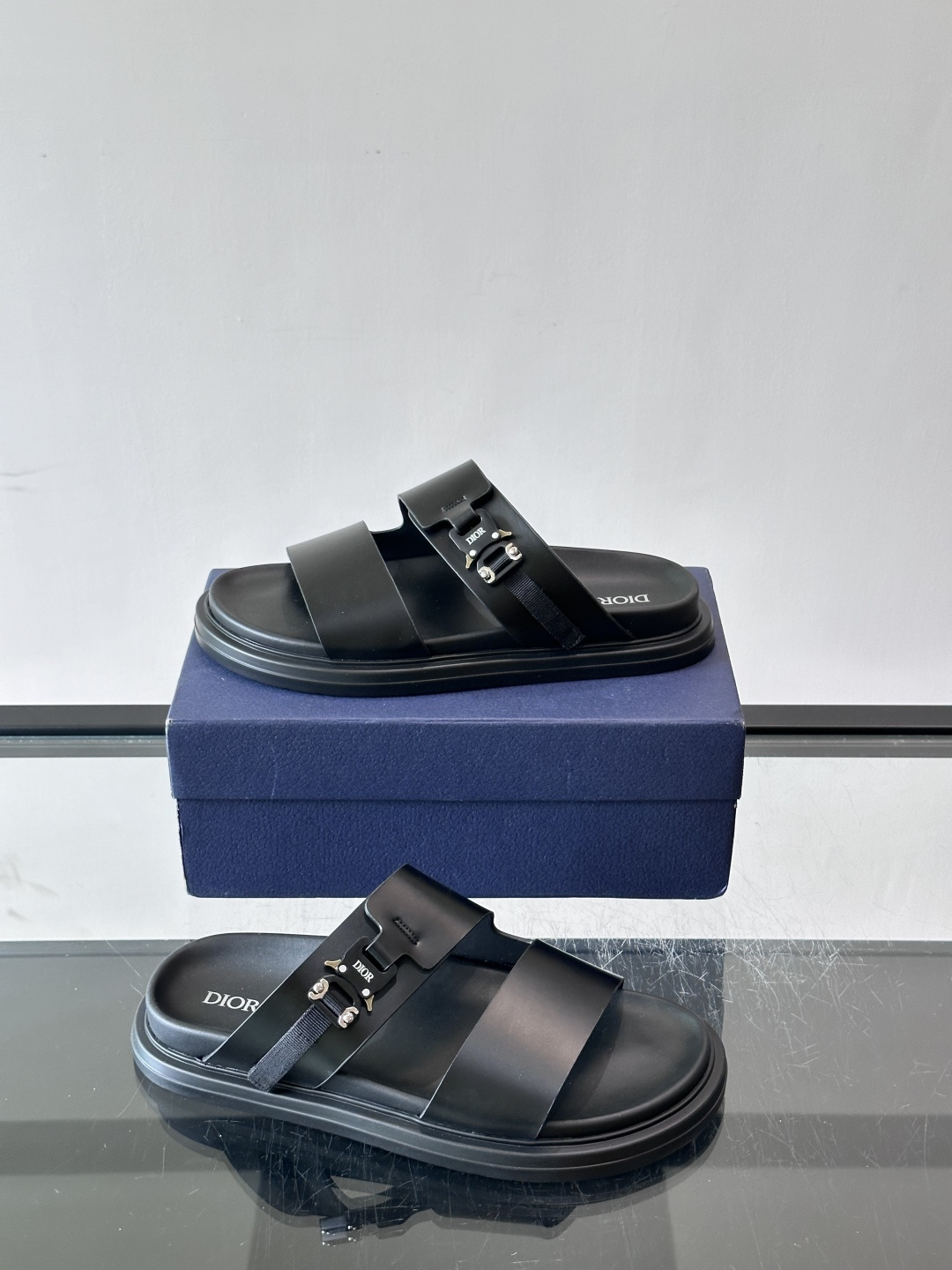 Dior Aqua 男士凉鞋拖鞋。展现 Dior 高订风格设计。迪奥灰绒面革饰带点缀以铝质 Dior 搭扣提升格调。搭配
