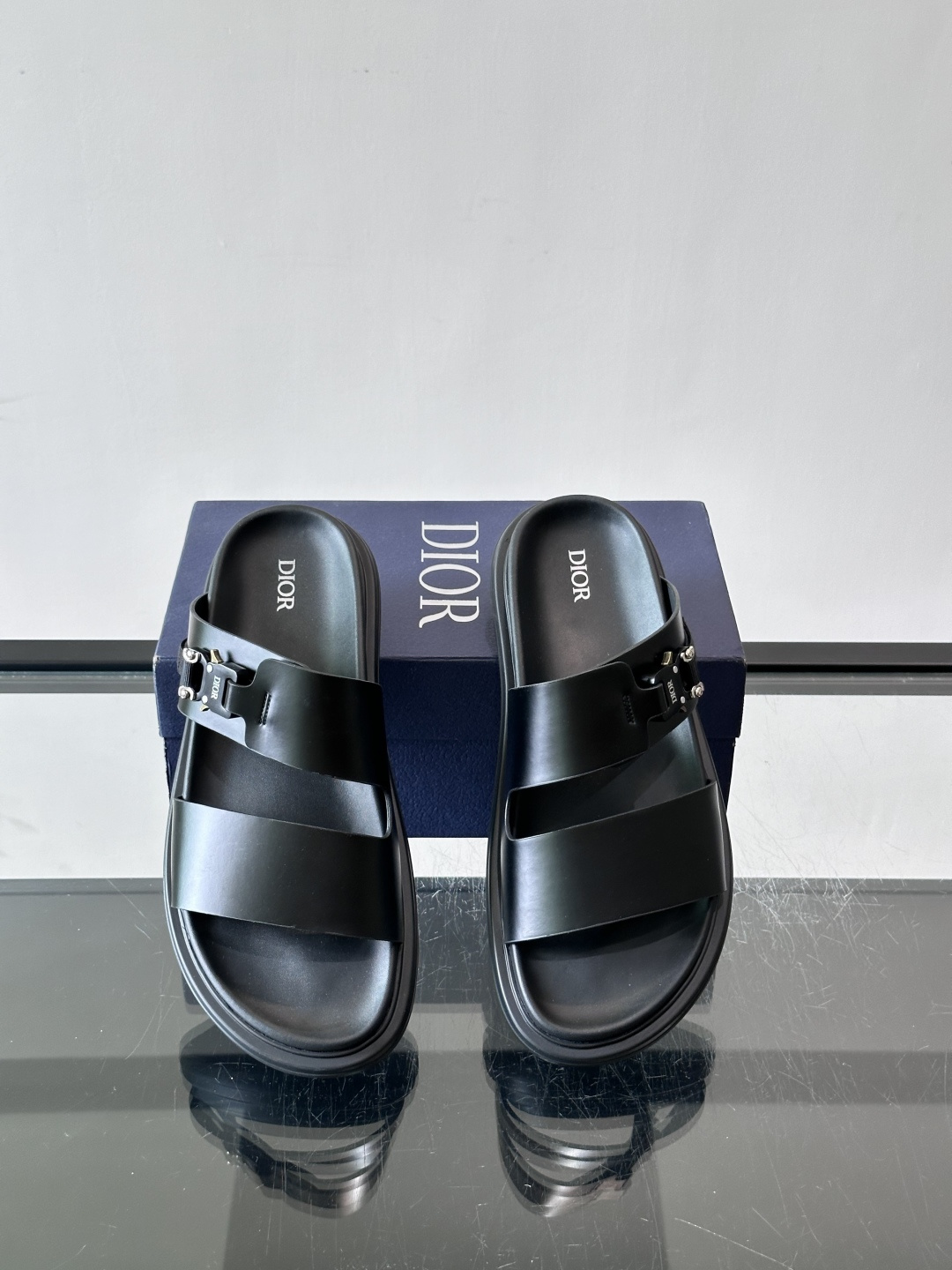 Dior Aqua 男士凉鞋拖鞋。展现 Dior 高订风格设计。迪奥灰绒面革饰带点缀以铝质 Dior 搭扣提升格调。搭配