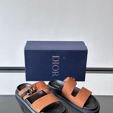 Dior Aqua 男士凉鞋拖鞋。展现 Dior 高订风格设计。迪奥灰绒面革饰带点缀以铝质 Dior 搭扣提升格调。搭配 Dior Aqua 男士凉鞋拖鞋。展现 Dior 高订风格设计。迪奥灰绒面革饰带点缀以铝质 Dior 搭扣提升格调。搭配